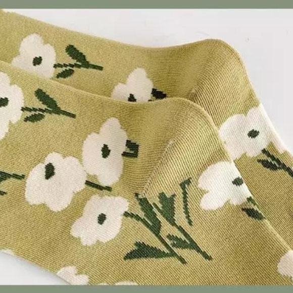 NEW NWOT FLOWER FLORAL SOCKS - Picture 2 of 4